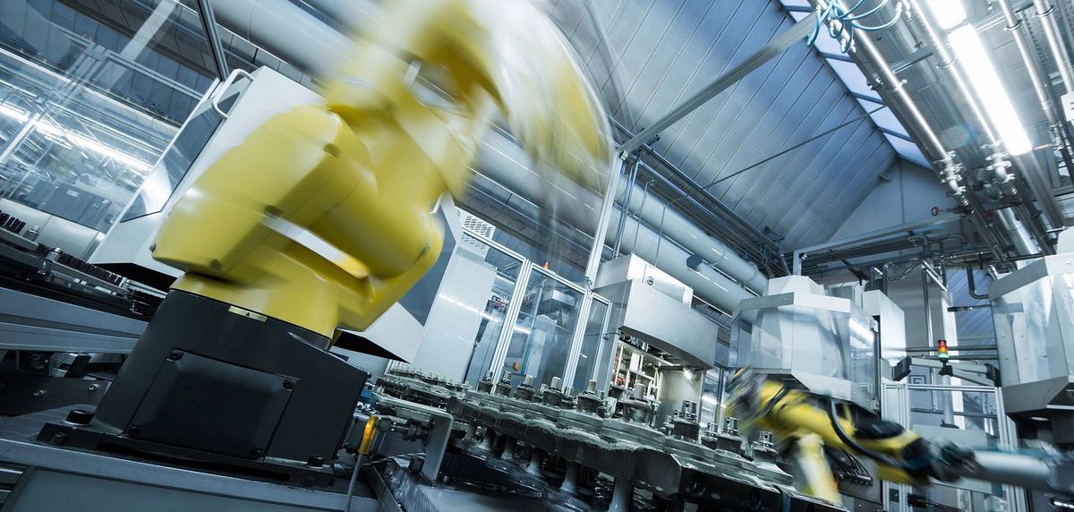 Maschinen mit gelben Roboterarme, durch Bewegung sind die Roboterarme verschwommen