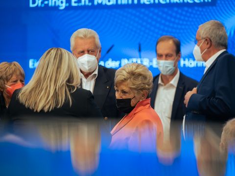 ältere Personen mit Gesichtsmaske unterhalten sich