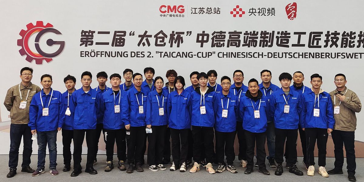 Gruppenfoto in Taicang mit Mitarbeiter in blauen Jacke